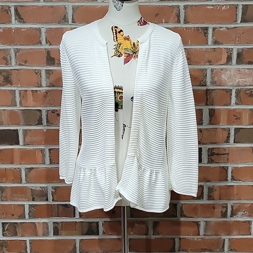 𝅺WHITE ribbed sweater jacket.  No tags.  Size is a guess of medium.